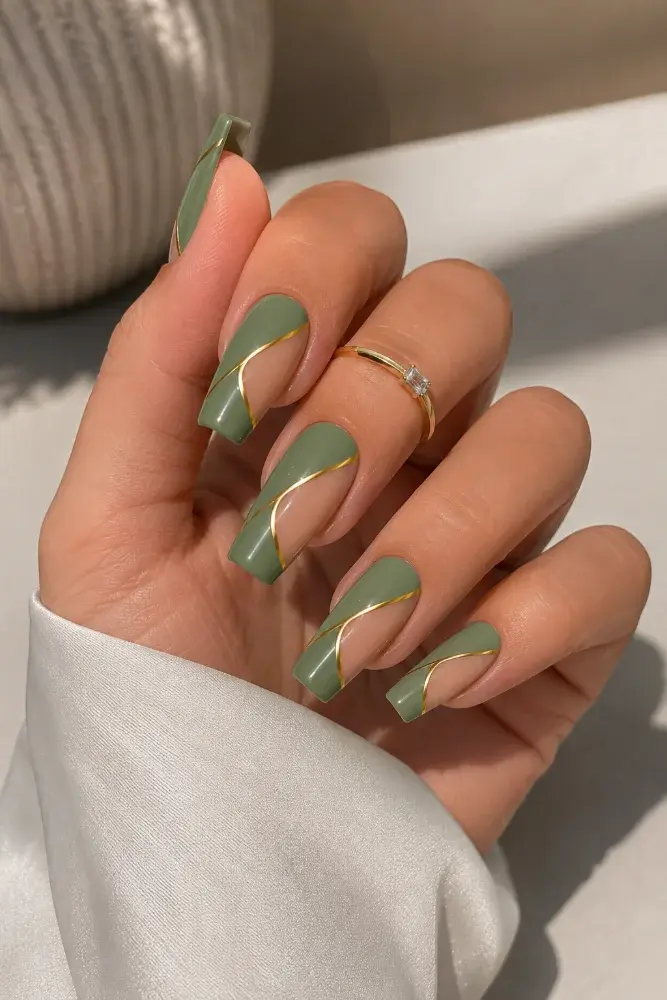 Elegant Sage Green & Gold Geometric Nail Design - фото 1