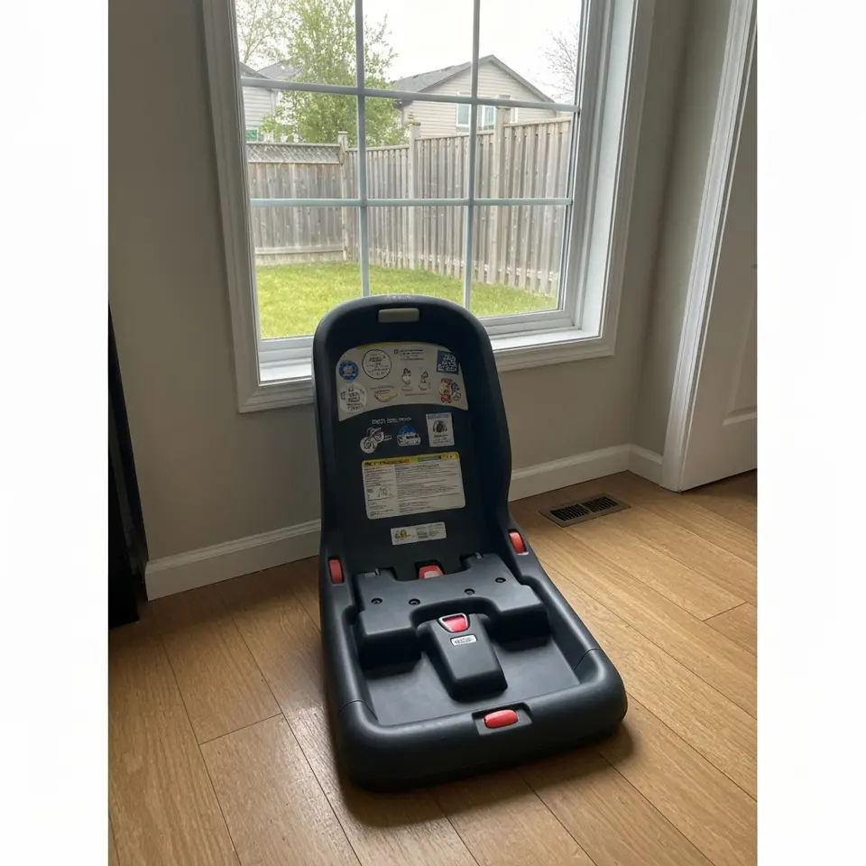 Infant car seat base, clean and ready - фото 1
