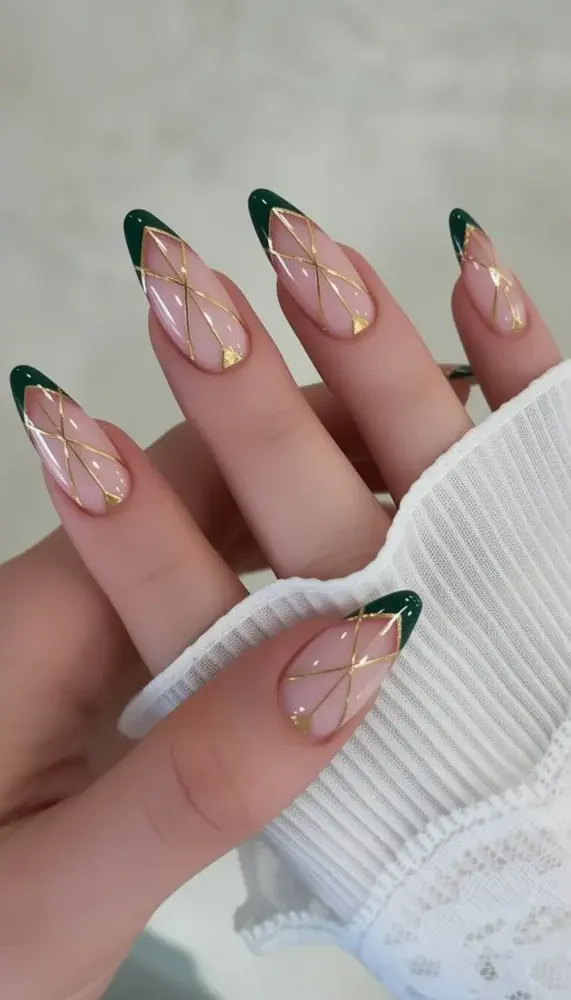 ❤️ Trendy Star Nails | Modern Red & Nude Almond Manicure - фото 1