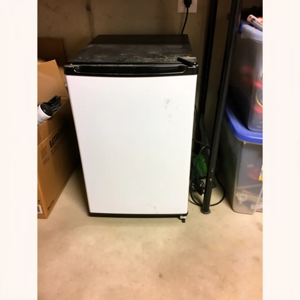 Mini Fridge for Bedroom, Garage or Office, Minor Wear 59ad-2 - фото 1