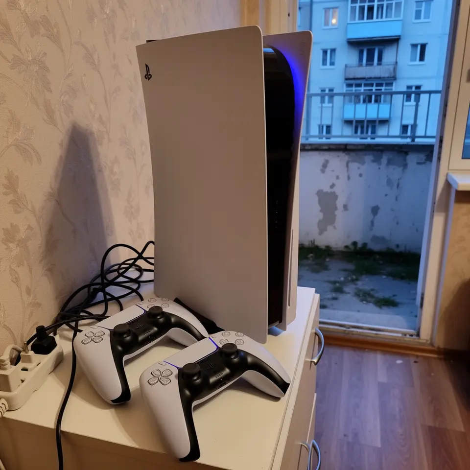 Sony PlayStation 5 з двома геймпадами - фото 1