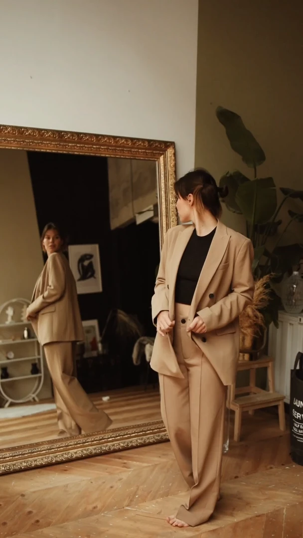 Елегантний жіночий костюм сірого кольору - ідеальний вибір