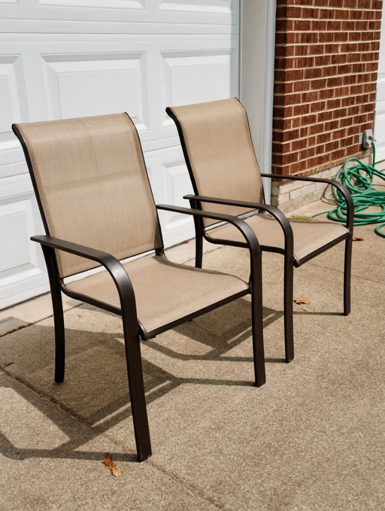 2 Gray Patio Chairs in Good Shape - фото 1