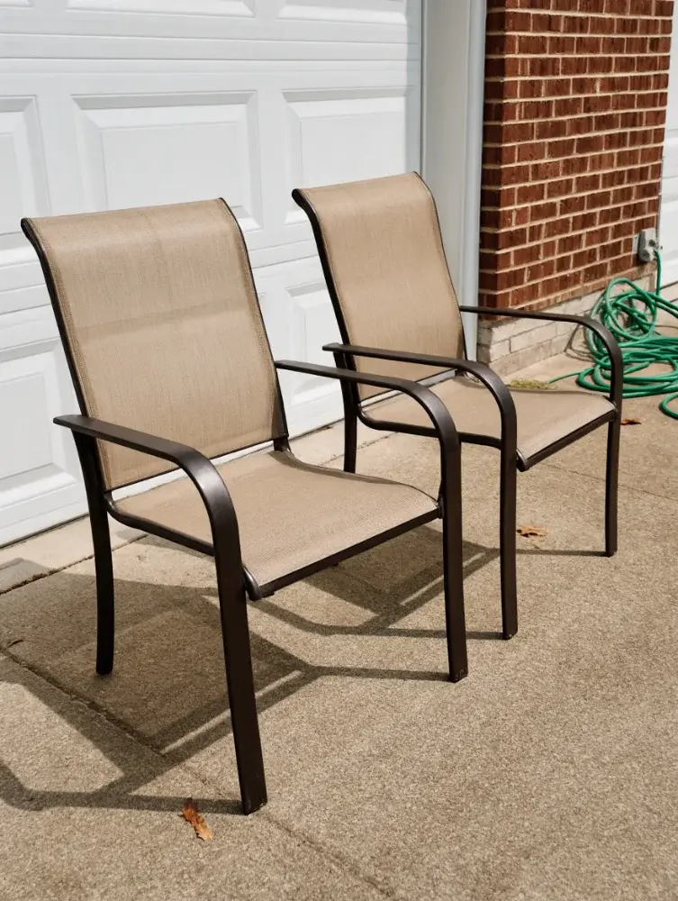 2 Gray Patio Chairs in Good Shape - фото 1