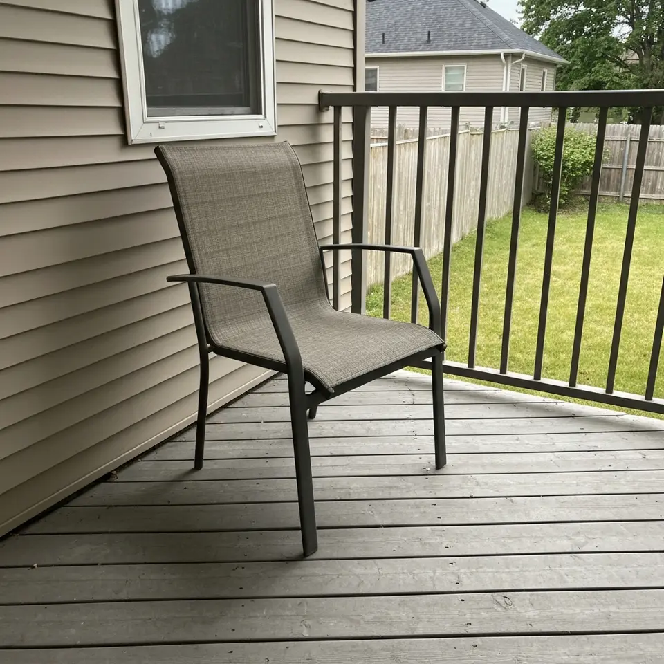 Outdoor dining table with 4 chairs, good usable condition - фото 1