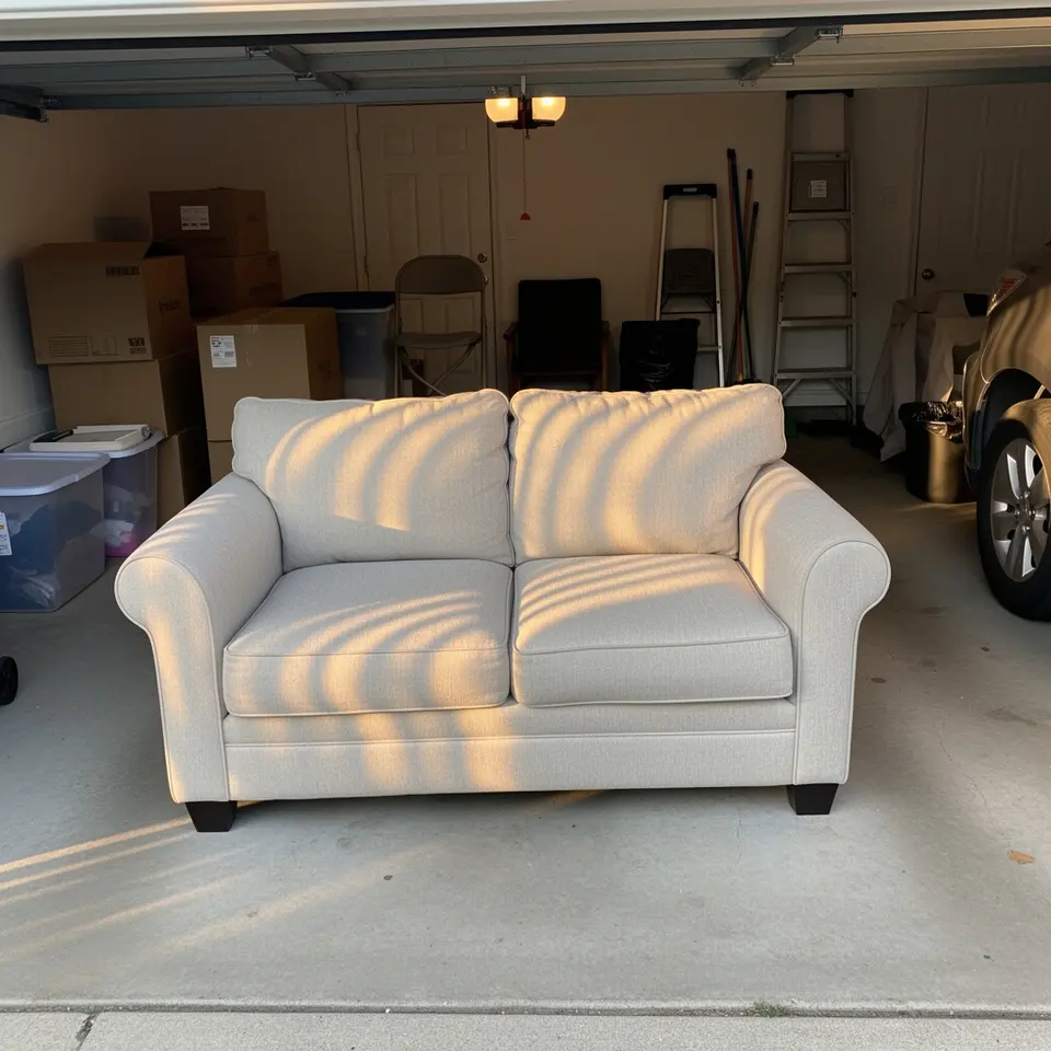 Used Loveseat, Great for Apartment, Clean - фото 1