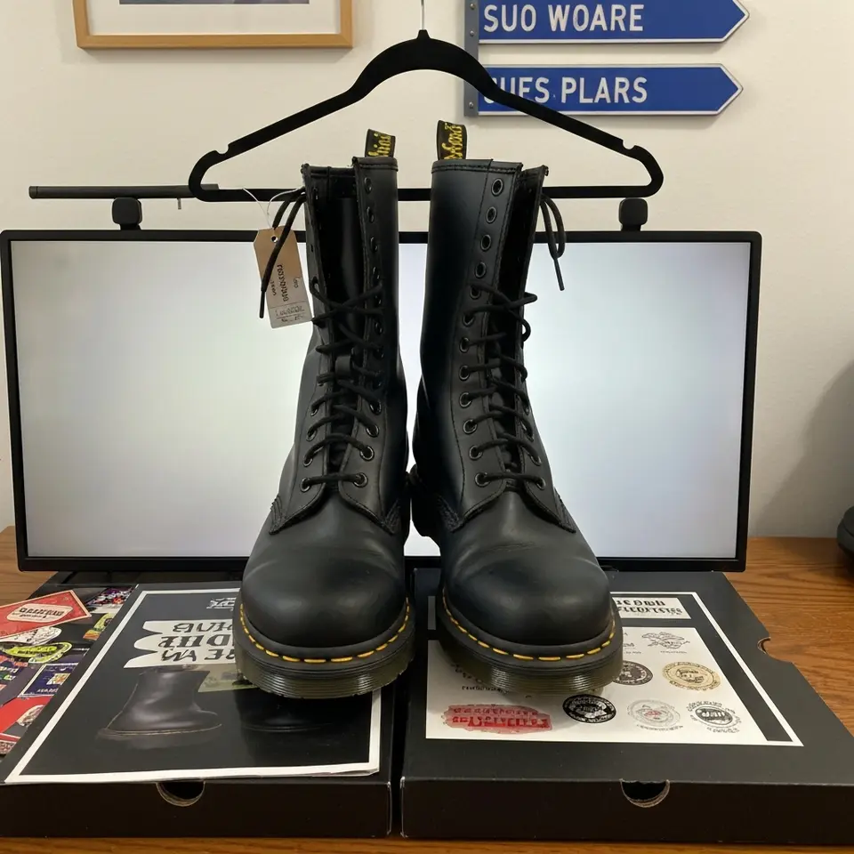 Women's Dr. Martens 1460 Boots, Size 8, Clean Condition - фото 1