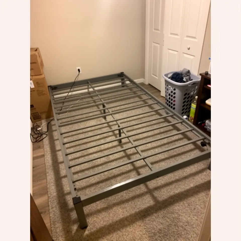 Metal Bed Frame, Easy to Move - фото 1