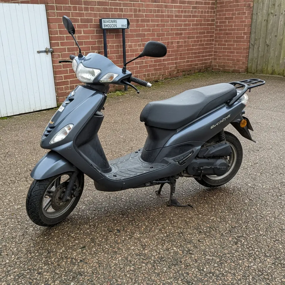 Yamaha NMAX scooter with top box, genuine local sale - фото 1