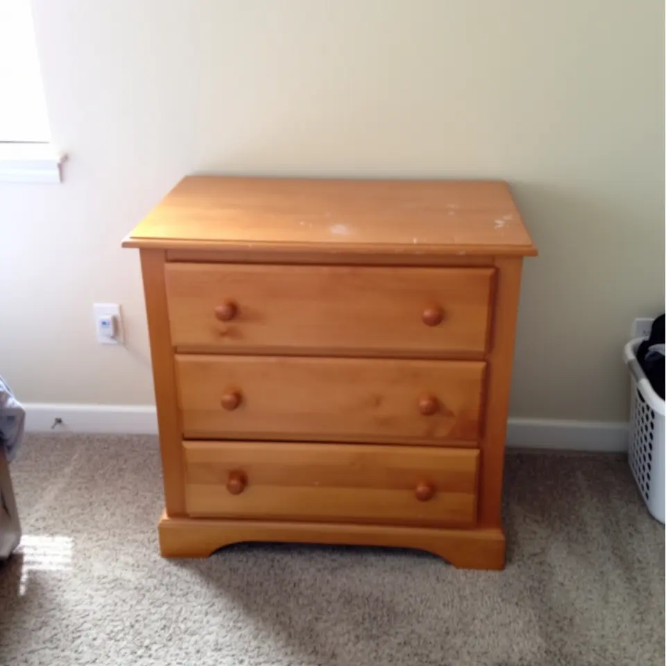 Small Dresser for Apartment or Kids Room, Priced To Sell 442f-2 - фото 1