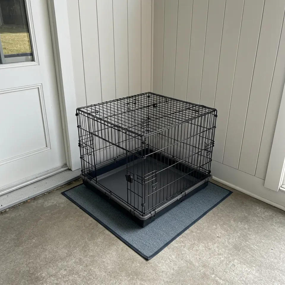 Large dog crate, lots of use left - фото 1