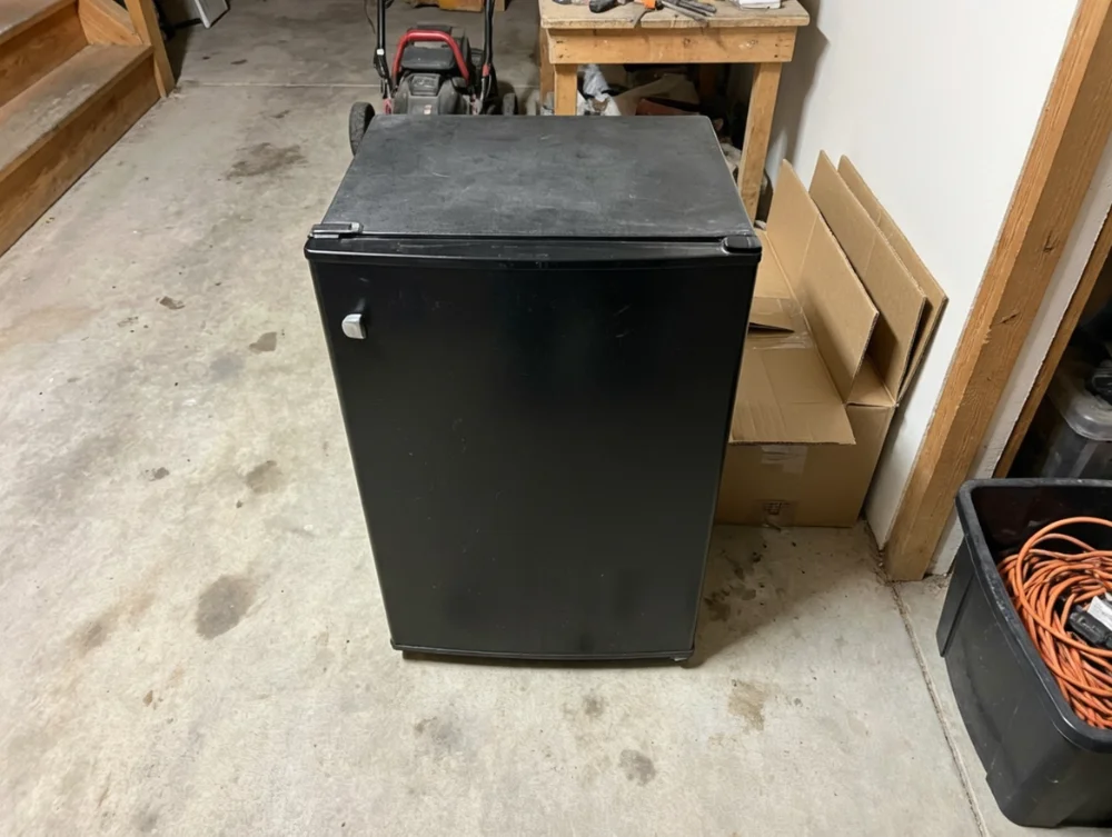 Black Mini Fridge, Works Fine - фото 1