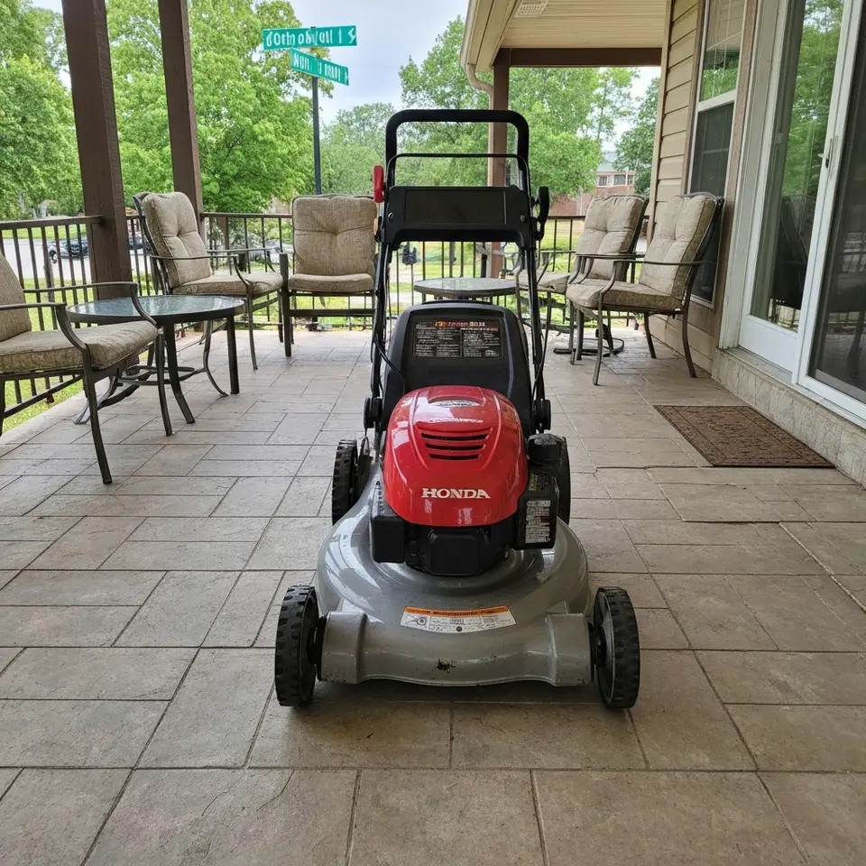 Honda HRX217 Self-Propelled Lawn Mower - фото 1