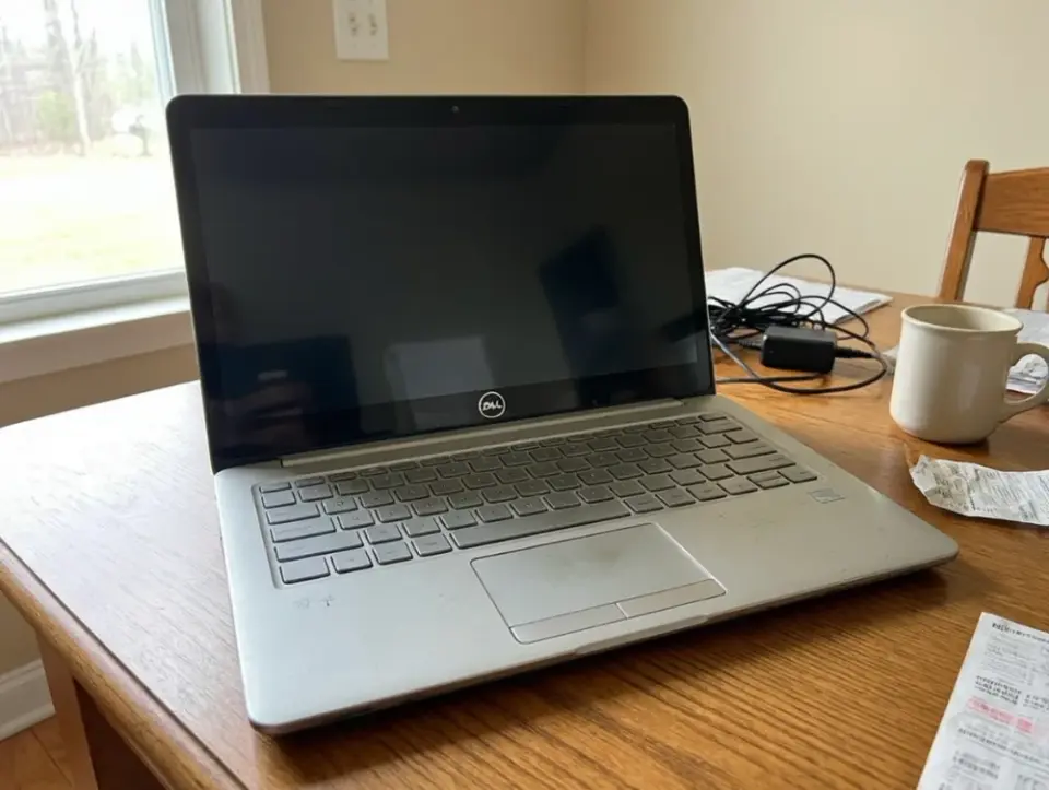 Dell Laptop with Charger - фото 1