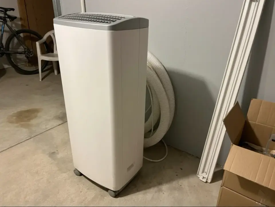 White Portable AC Unit, Used One Summer - фото 1