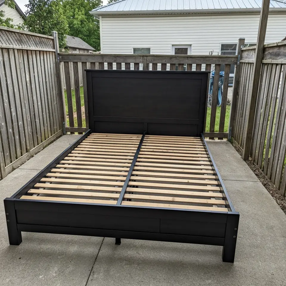 Toddler bed frame, home clean-out - фото 1