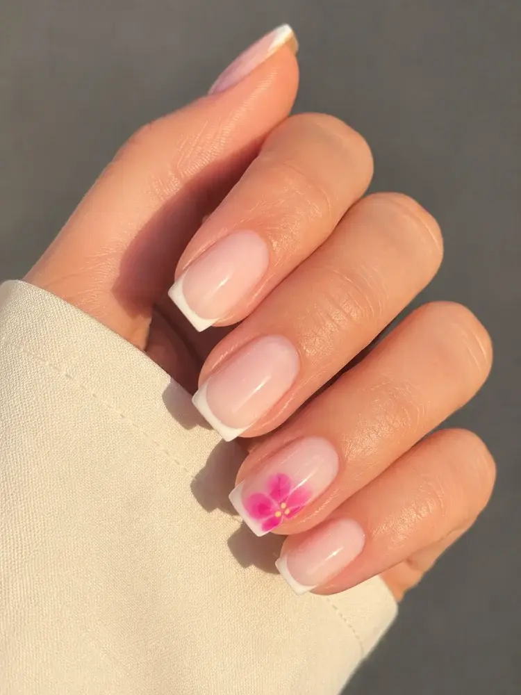 Short Square French Press-On Nails with Floral Accent - фото 1