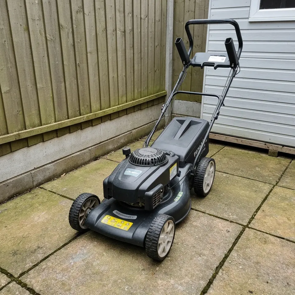 Petrol lawn mower, starts first pull, ready for use - фото 1