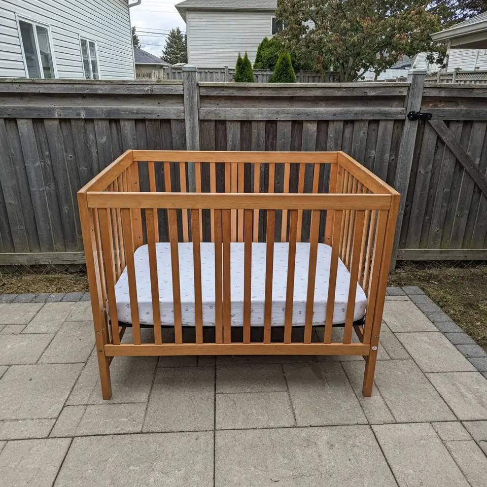 Convertible crib, lots of use left - фото 1