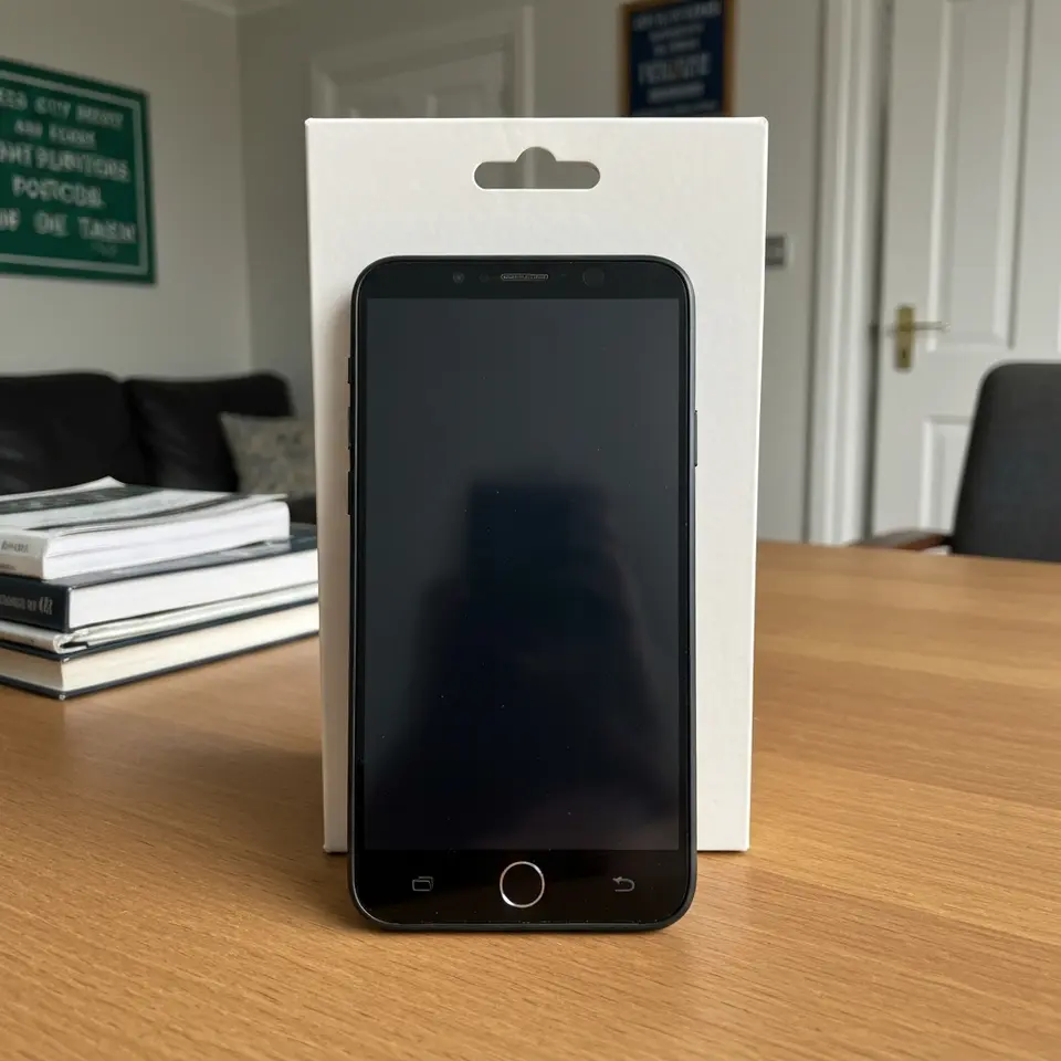 Unlocked Android phone, dual SIM, 128GB storage, available now - фото 1