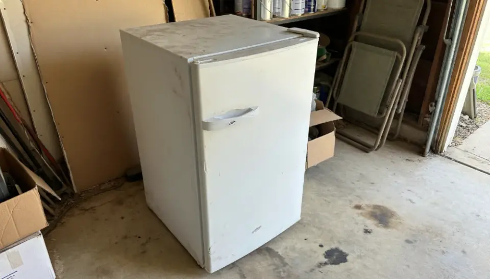 White Mini Fridge, Works Fine - фото 1