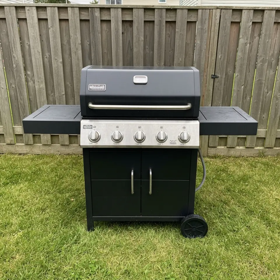 Weber propane BBQ, good usable condition - фото 1