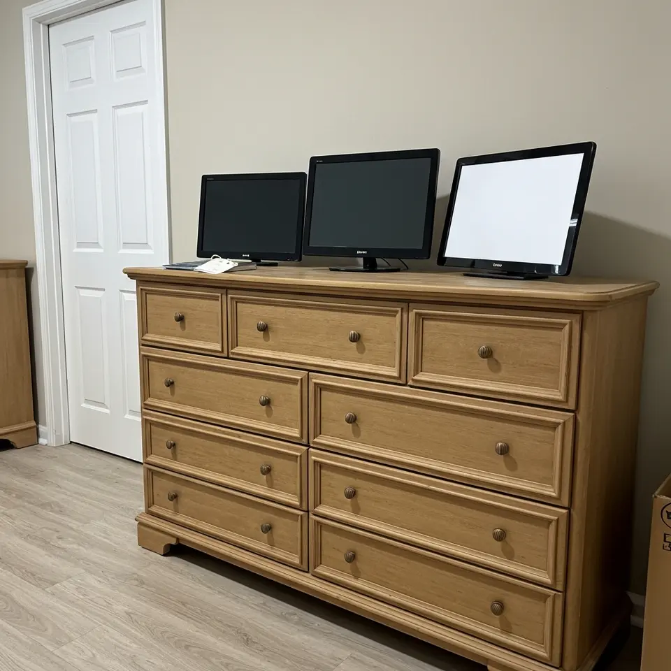 White 6 drawer dresser, priced for a quick sale - фото 1
