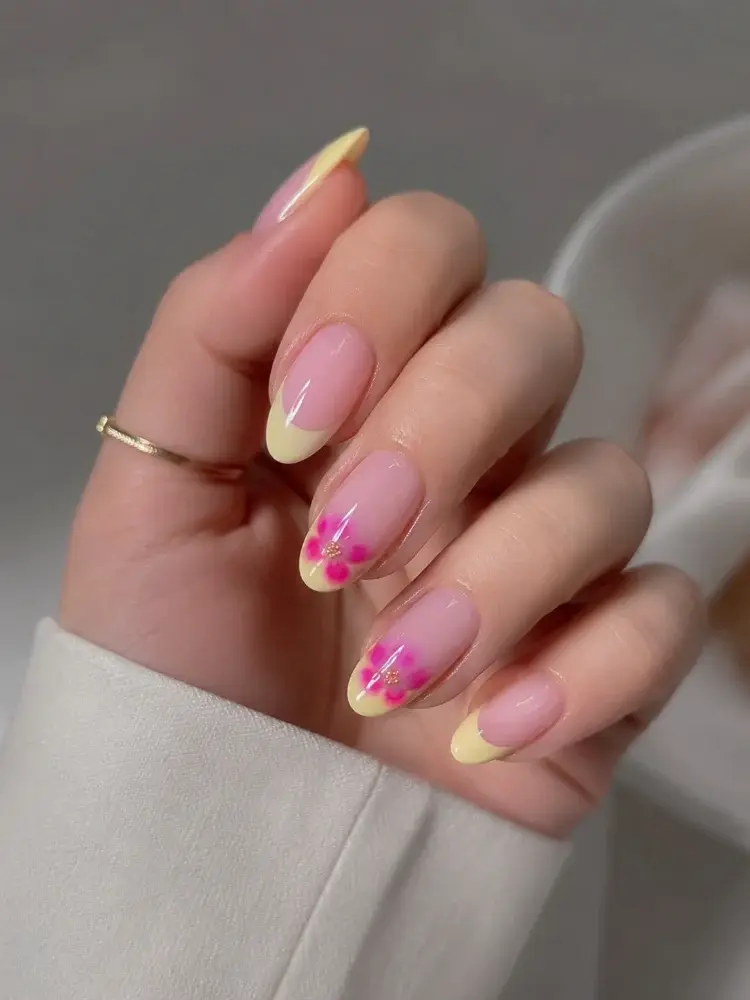 Soft Lemon French Nail Set with Fuchsia Flower Accents - фото 1