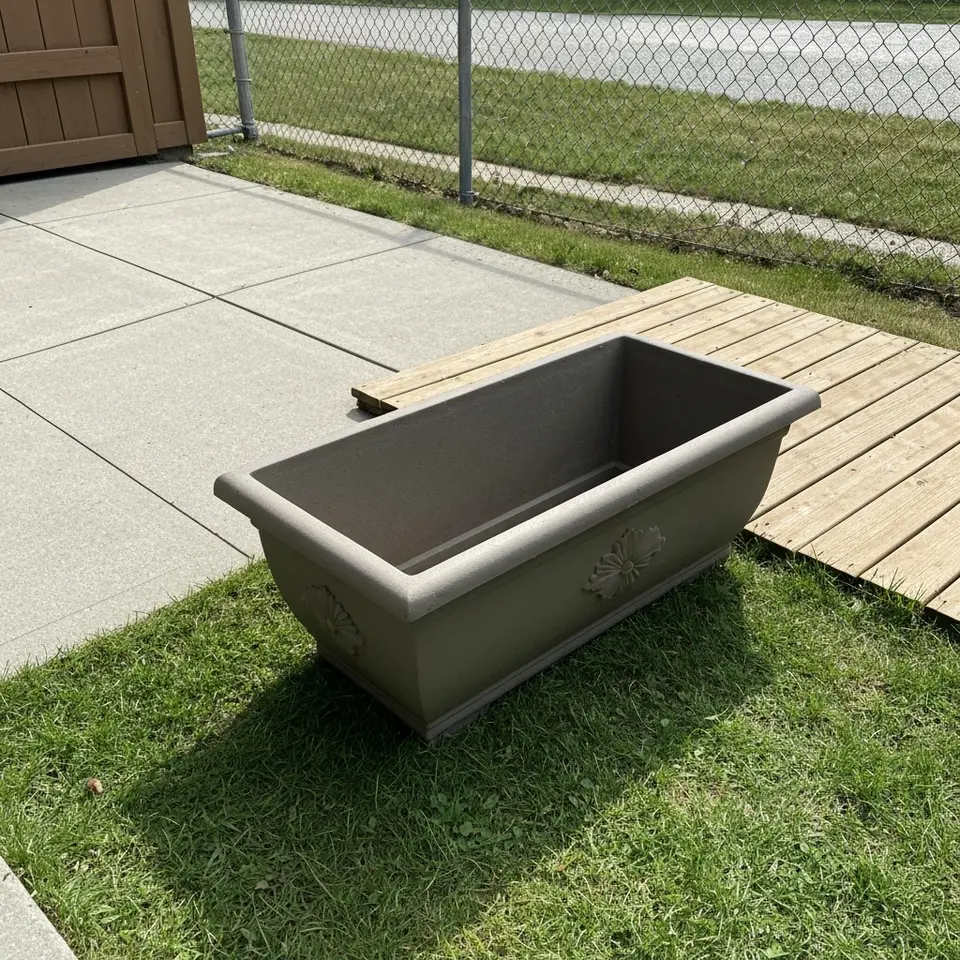 Cedar planter boxes pair, good usable condition - фото 1