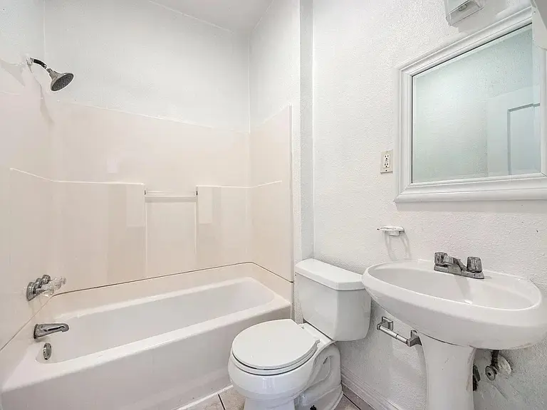 1 bed and toilet - фото 6