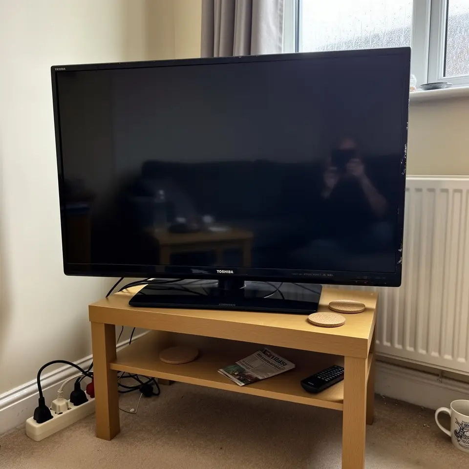 Toshiba TV with stand, tidy condition - Southampton local collection - фото 1