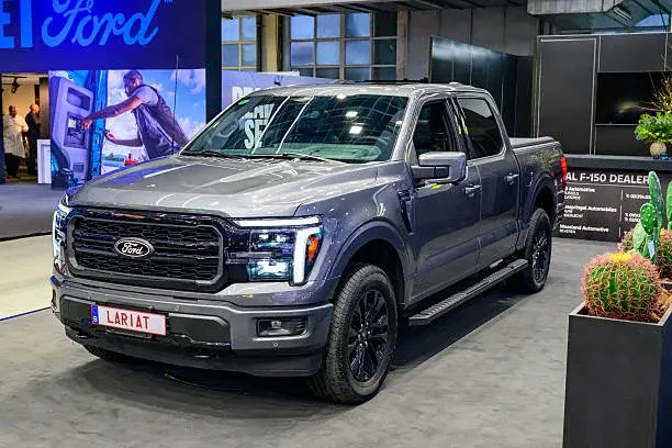Ford F-150 LARIAT - фото 1