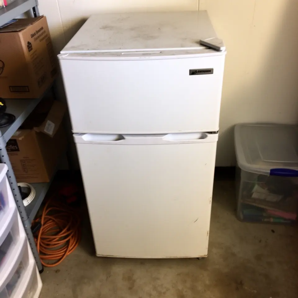 Mini Fridge with Freezer, Clean and Working, Clean af4b-2 - фото 1