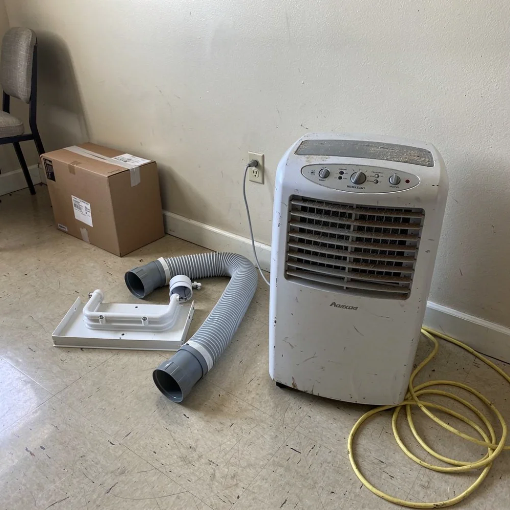 Portable Air Conditioner with Window Kit, Good Working Condi - фото 1